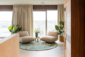 Cortinas blackout, wifi gratis y ropa de cama