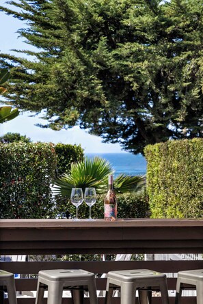 Property grounds - Seaside 1BR Steps to Windansea Beach & Peek Views (San Diego)