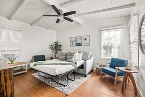 1 slaapkamer, een strijkplank/strijkijzer, wifi, beddengoed