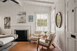 4 soverom, skrivebord, strykejern/-brett og reiseseng for barn