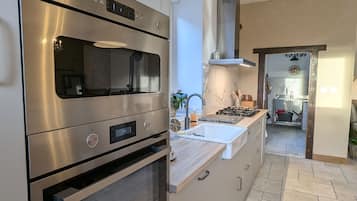 Een koelkast, een magnetron, een oven, een vaatwasser