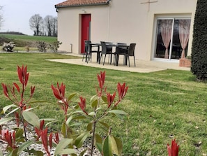 Outdoor dining - Camomille cottage in the countryside, near Puy du Fou (Chemillé-en-Anjou-Chemillé-Melay)