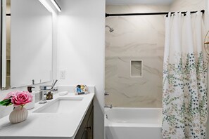 Bruser, hårtørrer, håndklæder, Sæbe