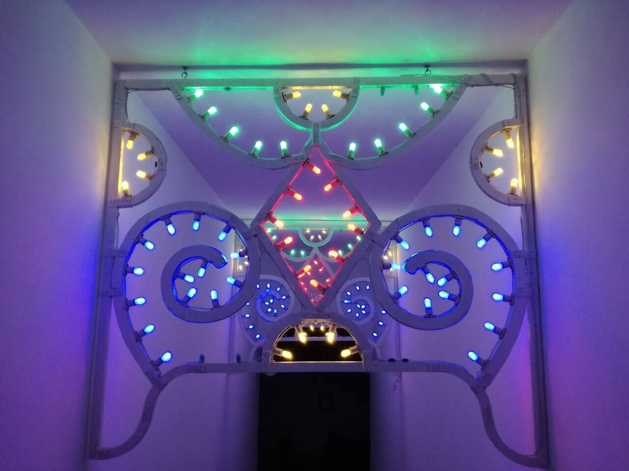 Ein Zimmer mit einer Deckenleuchte, die mehrere runde Lichtelemente enthält.