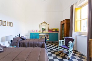 2 quartos, ferros/tábuas de passar roupa, berço de viagem