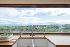 Interior - Stunning Abersoch Home with Hot Tub and Ocean Views (Abersoch)