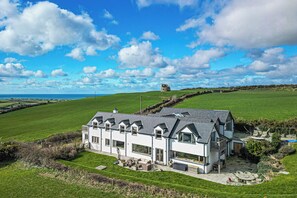 Exterior - Stunning Abersoch Home with Hot Tub and Ocean Views (Abersoch)