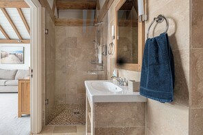 Dusche, Haartrockner, Handtücher, Toilettenpapier