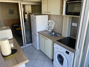 Frigorífico, microondas, placa de cocina y cafetera o tetera