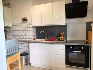 Kühlschrank, Mikrowelle, Ofen, Herdplatte