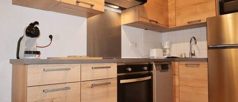 Een koelkast, een magnetron, een vaatwasser