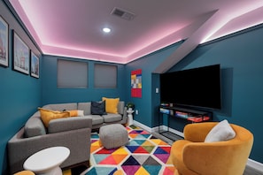 Smart TV, video games, books - Branson Breeze: Arcade • Porch • Pool • 4BR-3BA • Mins to 76 Strip • Sleeps 10 (Branson)