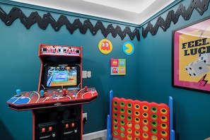 Games room - Branson Breeze: Arcade • Porch • Pool • 4BR-3BA • Mins to 76 Strip • Sleeps 10 (Branson)
