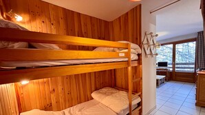 A bunk bed room with wooden walls and a window overlooking a snowy landscape. - T2 at the foot of the slopes, cozy stay in Vars (Vars)