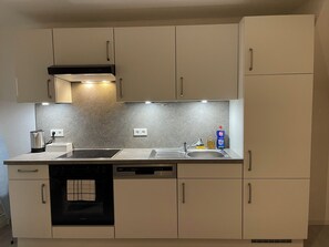 Réfrigérateur, four, plaque de cuisson, lave-vaisselle