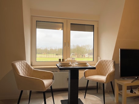 お食事. Cozy vacation apartment between Lilienthal and Worpswede