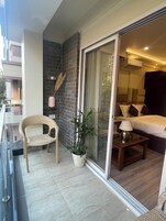 Quarto luxo, sacada, vista para a cidade | Quartos à prova de som, ferros/tábuas de passar roupa, Wi-Fi de cortesia