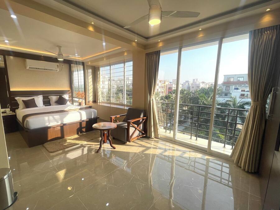 Estudio superior, vistas al jardín | Sistema de insonorización, tabla de planchar con plancha, wifi gratis