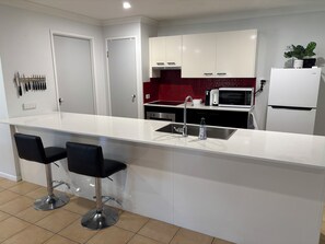 Réfrigérateur, four à micro-ondes, un four, surface de cuisson