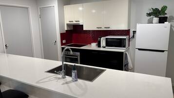 Jääkaappi, mikroaaltouuni, uuni, liesi