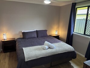 3 chambres, bureau, fer et planche à repasser, accès au Wi-Fi (inclus)