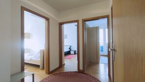 4 habitaciones, tabla de planchar con plancha, wifi y ropa de cama 