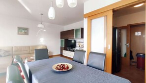 Dining - Kruge - 3 bedroom apartment with private parking (Zagreb)