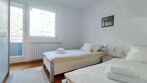 4 bedrooms, iron/ironing board, WiFi, bed sheets - Kruge - 3 bedroom apartment with private parking (Zagreb)
