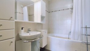Regadera, secadora de cabello, bidet, toallas 