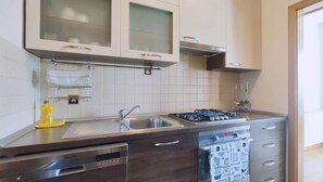 Fridge, microwave, oven, stovetop - Kruge - 3 bedroom apartment with private parking (Zagreb)