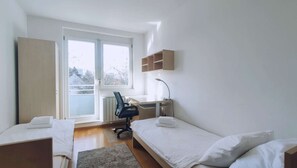 4 habitaciones, tabla de planchar con plancha, wifi y ropa de cama 
