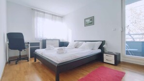 4 bedrooms, iron/ironing board, WiFi, bed sheets