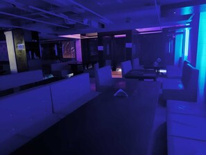 A modern lounge area with seating and a bar. - Hotel Image Point (Jodhpur)