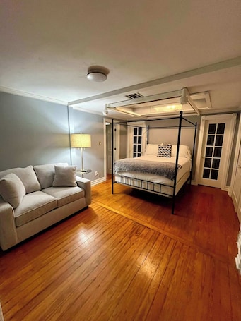 House | 6 bedrooms, desk, Internet