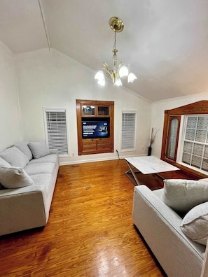 Interior - Steps From Downtown Minutes to the Airport (Lafayette)