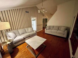 House | 6 bedrooms, desk, Internet