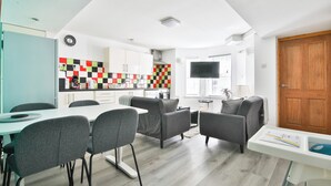Comfort Apartment, 2 Bedrooms, Kitchen | Living area | Flat-screen TV - 2 Bed Apartment Near Cardiff Bay (Cardiff)