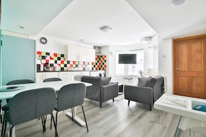 Comfort Apartment, 2 Bedrooms, Kitchen | Living area | Flat-screen TV - 2 Bed Apartment Near Cardiff Bay (Cardiff)