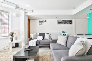 Comfort-lejlighed - 2 soveværelser - køkken | Opholdsområde | Fladskærms-tv