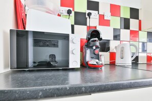 Comfort Apartment, 2 Bedrooms, Kitchen | Private kitchen | Fridge, microwave, oven, stovetop - 2 Bed Apartment Near Cardiff Bay (Cardiff)