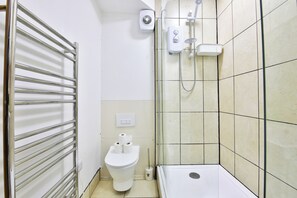 Comfort Apartment, 2 Bedrooms, Kitchen | Bathroom | Free toiletries, hair dryer, towels, soap - 2 Bed Apartment Near Cardiff Bay (Cardiff)