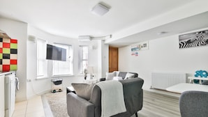 Comfort Apartment, 2 Bedrooms, Kitchen | Living area | Flat-screen TV - 2 Bed Apartment Near Cardiff Bay (Cardiff)