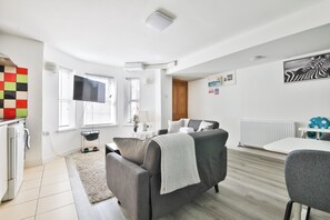 Comfort Apartment, 2 Bedrooms, Kitchen | Living area | Flat-screen TV - 2 Bed Apartment Near Cardiff Bay (Cardiff)