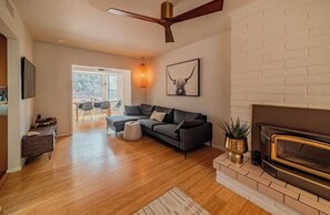 Smart TV, fireplace - Charming Room with Private Bath (Sedona)