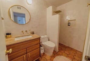 Hair dryer, towels, toilet paper - Charming Room with Private Bath (Sedona)