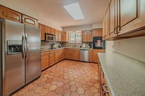 Fridge, microwave, oven, stovetop - Charming Room with Private Bath (Sedona)