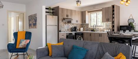 Apartment, 3 Bedrooms, Balcony, City View | Living area