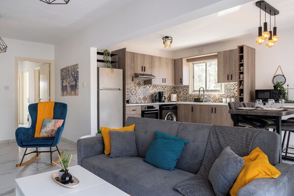 公寓, 3 間臥室, 陽台, 城市景觀 | 起居區 | 42-吋智慧型電視、數位頻道、串流服務