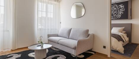 Deluxe suite, toegankelijk voor mindervaliden, en-suite badkamer | Luxe beddengoed, individueel gedecoreerd, individueel gemeubileerd