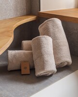 Toallas dobladas sobre una repisa en un baño.